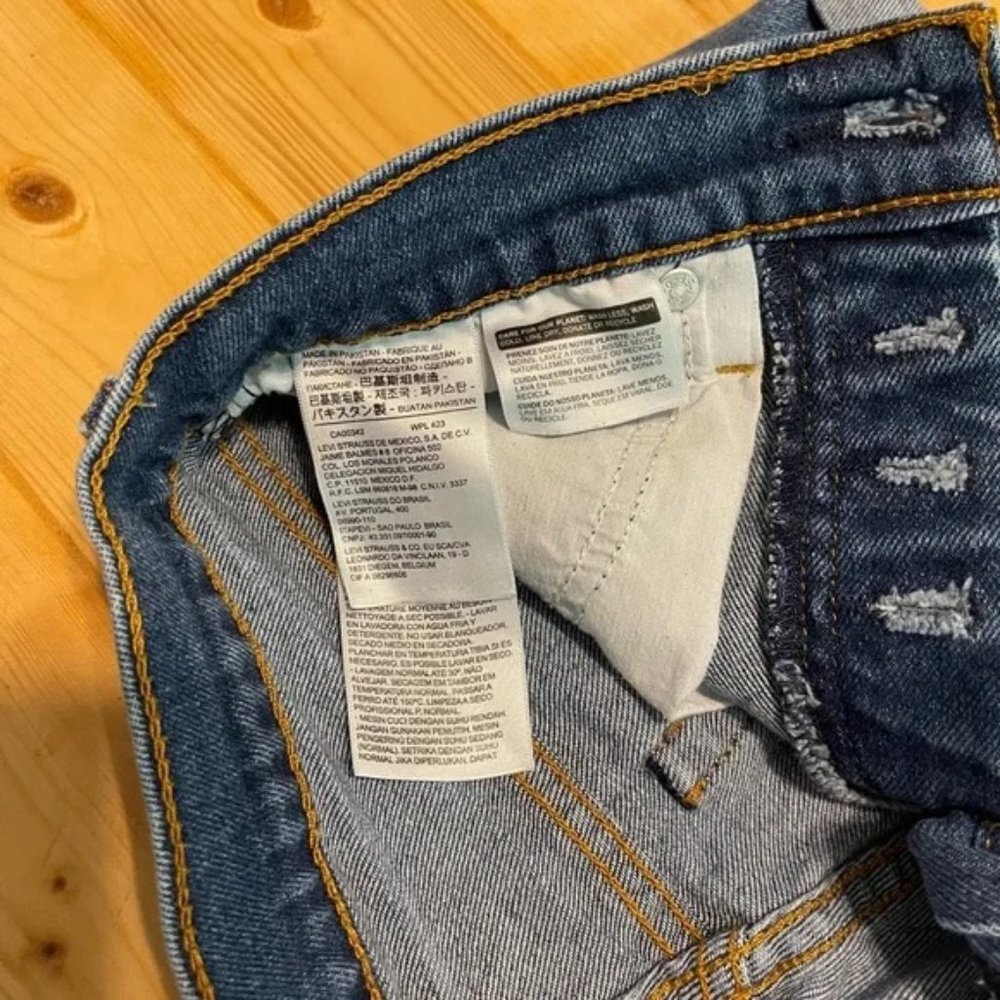 Levi's 501 Medium Wash Denim Shorts - Picture 14 of 15